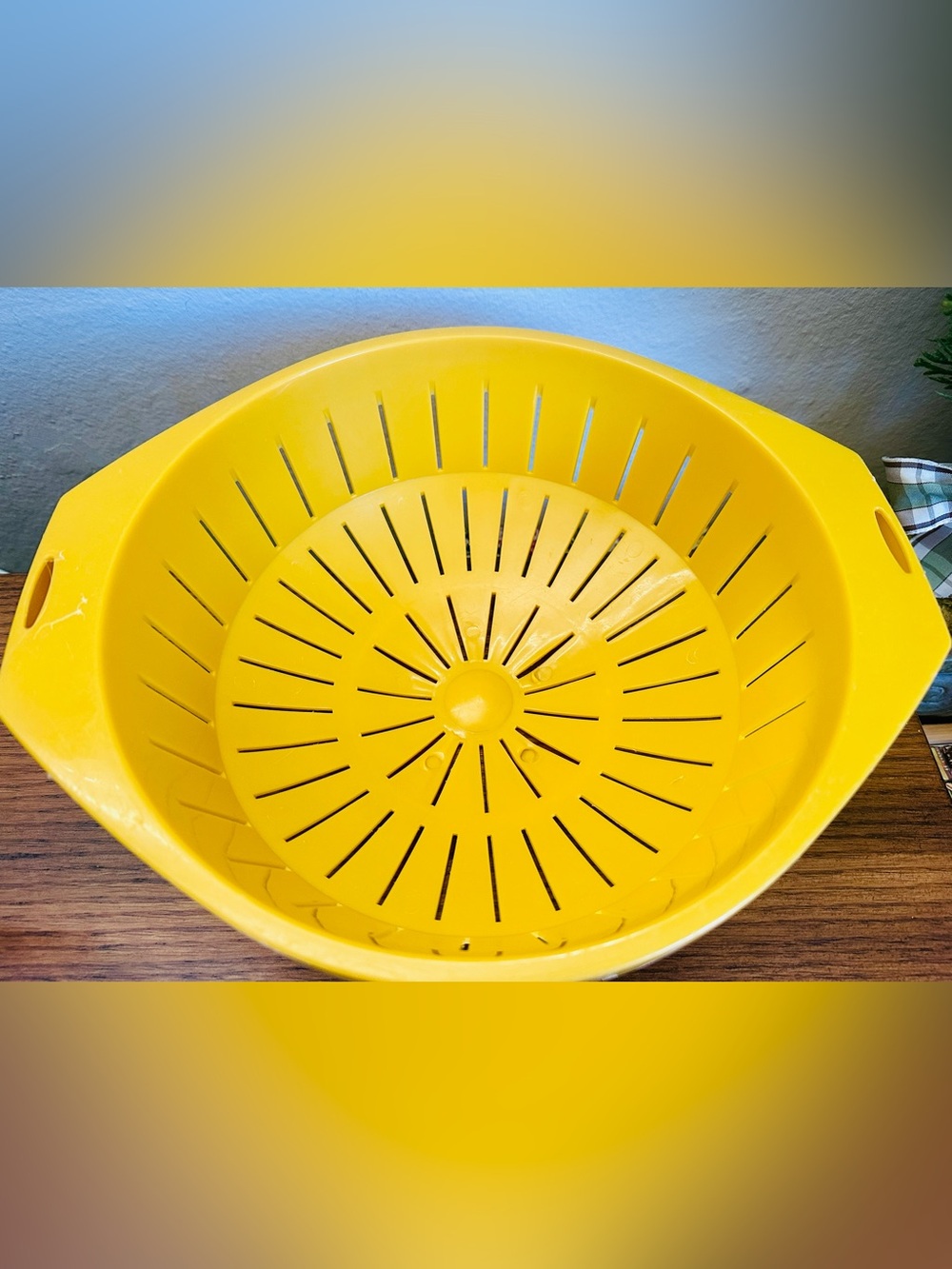 Vintage 1970s Yellow Plastic 3Qt Kitchen Colander Strainer Sunburst Footed Bowl